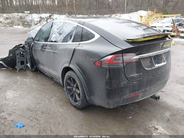 44088175 :رقم المزاد ، 5YJXCAE21JF102397 vin ، 2018 Tesla Model X مزاد بيع