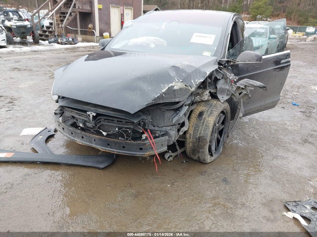 44088175 :رقم المزاد ، 5YJXCAE21JF102397 vin ، 2018 Tesla Model X مزاد بيع