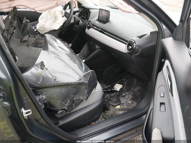 3MYDLBYV8KY519344 Toyota YARIS LE