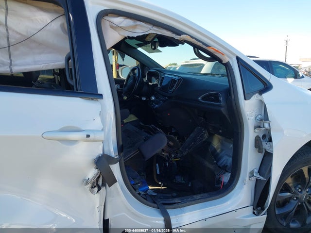 2019 CHRYSLER PACIFICA 2C4RC1BG5KR560720 Photo 4