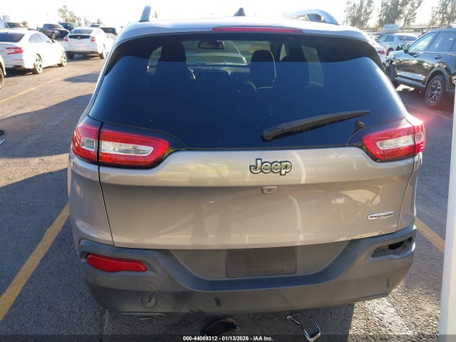 1C4PJLCB9GW201073 Jeep Cherokee Latitude
