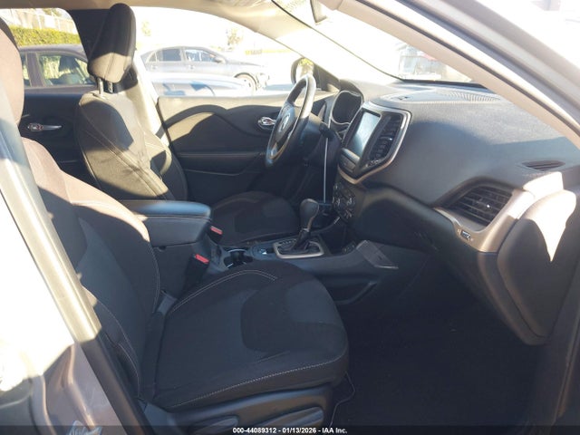 1C4PJLCB9GW201073 Jeep Cherokee Latitude