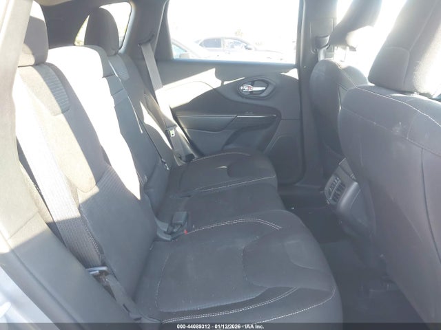 1C4PJLCB9GW201073 Jeep Cherokee Latitude