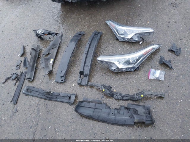 NMTKHMBX1JR027658 Toyota C-HR XLE