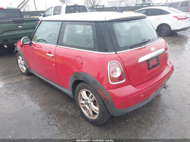 2011 MINI COOPER WMWSU3C51BT251873 Photo 2
