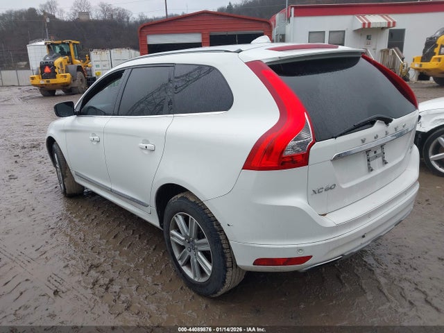 2017 VOLVO XC60 YV440MRU7H2223549 Photo 2