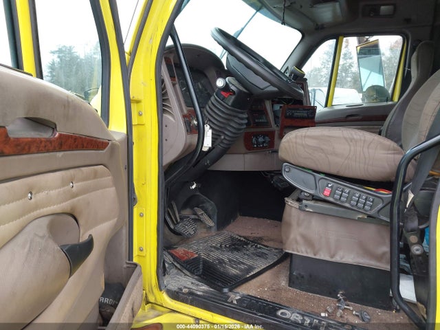 44090375 :رقم المزاد ، 1XKTD49X61J879285 vin ، 2001 Kenworth Construction T2000 مزاد بيع