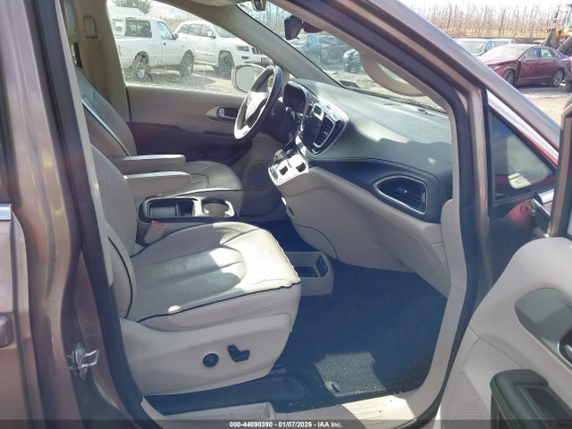 2017 CHRYSLER PACIFICA HYBRID 2C4RC1N74HR709249 Photo 4