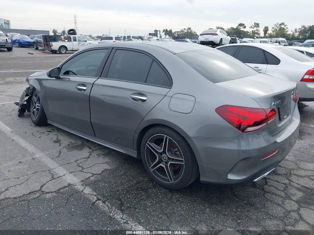 W1K3G4EB3LW047573 Mercedes-Benz A 220
