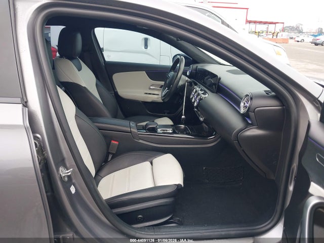 W1K3G4EB3LW047573 Mercedes-Benz A 220