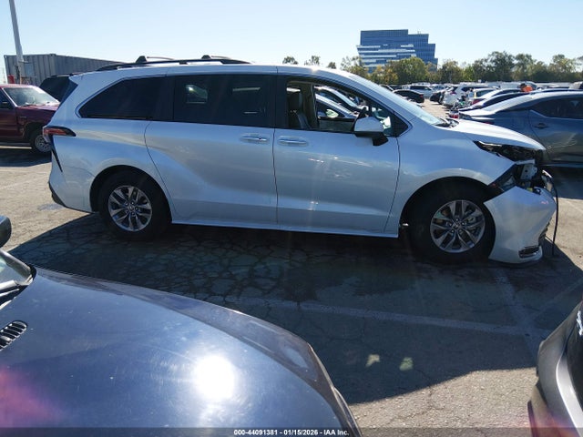 5TDJRKEC9NS092092 Toyota SIENNA XLE