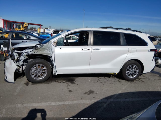 5TDJRKEC9NS092092 Toyota SIENNA XLE