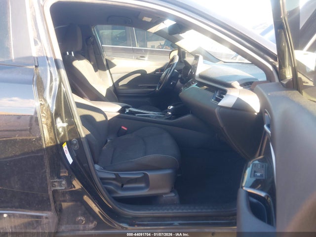 JTNKHMBX4K1036690 Toyota C-HR XLE