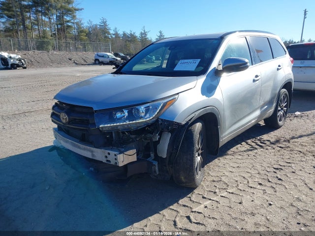Toyota Highlander Se 2018 5TDJZRFH8JS890032 Image 2