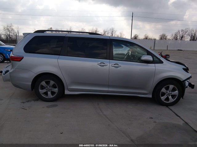 Toyota SIENNA LE 2020 5TDKZ3DC2LS024354 Image 13