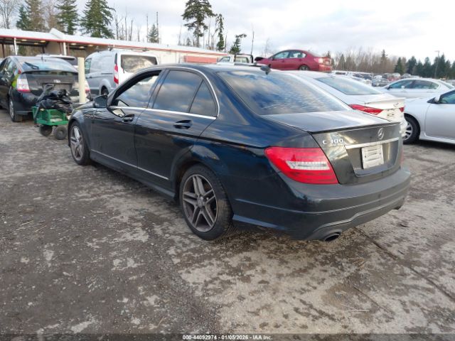 2012 MERCEDES-BENZ C 300 WDDGF8BB7CR191237 Photo 2