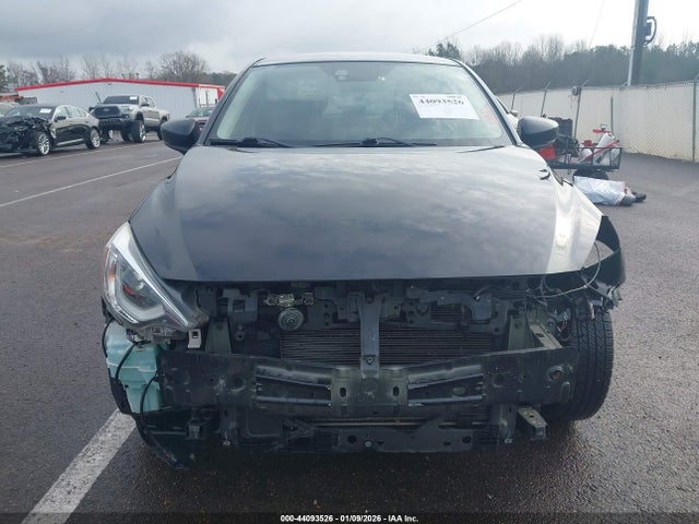 3MYDLBYV1KY507990 Toyota Yaris Xle