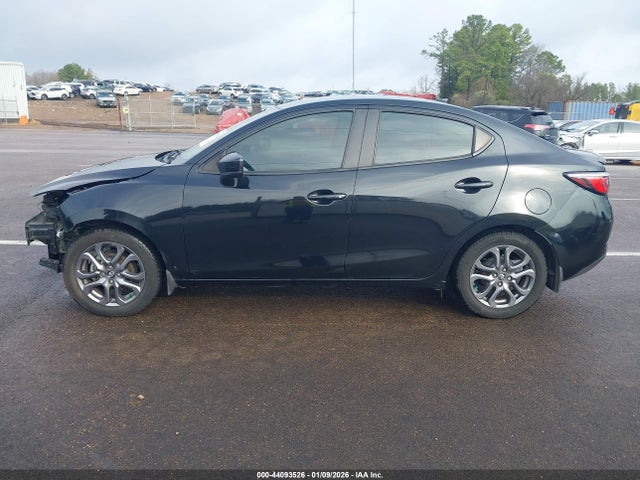 3MYDLBYV1KY507990 Toyota Yaris Xle