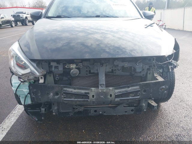 3MYDLBYV1KY507990 Toyota Yaris Xle
