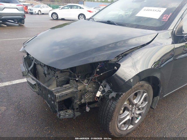 3MYDLBYV1KY507990 Toyota Yaris Xle