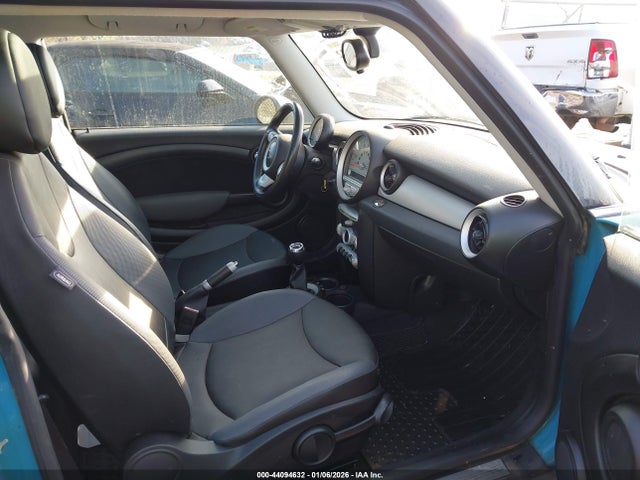 2009 MINI COOPER WMWMF33549TU70890 Photo 4