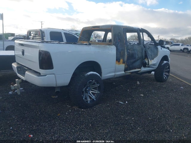 3C63R3ML2HG603166 RAM 3500 Laramie 4x4 6&#039;4 Box