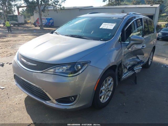 Chrysler Pacifica Touring L 2020 2C4RC1BG8LR130505 Image 2