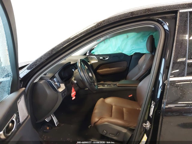 2018 VOLVO XC60 YV4A22RLXJ1036701 Photo 4