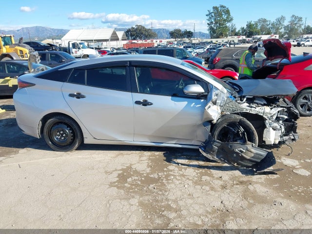 Toyota Prius Three Touring 2018 JTDKARFU5J3554199 Image 14