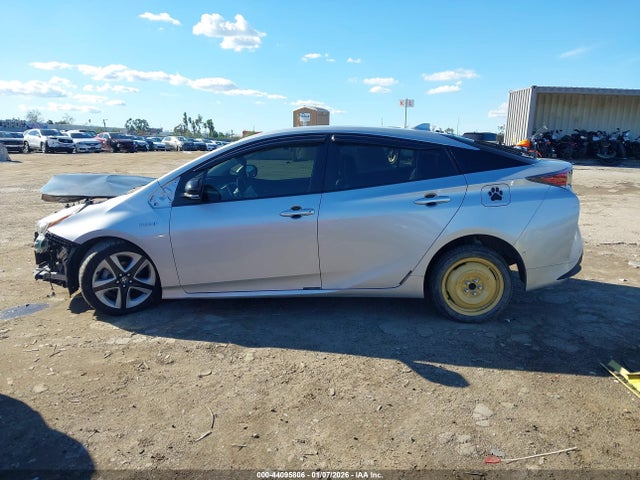 Toyota Prius Three Touring 2018 JTDKARFU5J3554199 Image 15