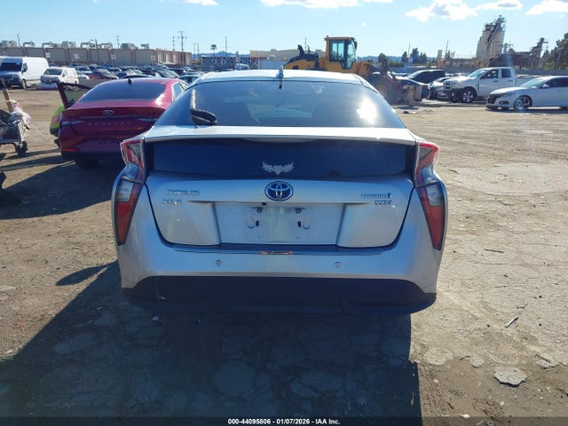 Toyota Prius Three Touring 2018 JTDKARFU5J3554199 Image 17