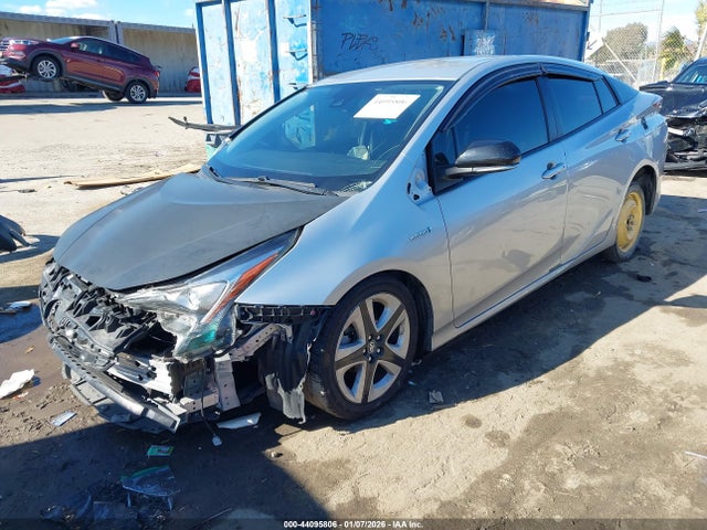 Toyota Prius Three Touring 2018 JTDKARFU5J3554199 Image 2