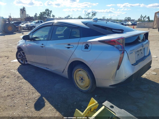 Toyota Prius Three Touring 2018 JTDKARFU5J3554199 Image 3
