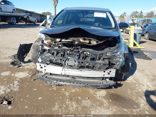 Toyota Prius Three Touring 2018 JTDKARFU5J3554199 Image 6
