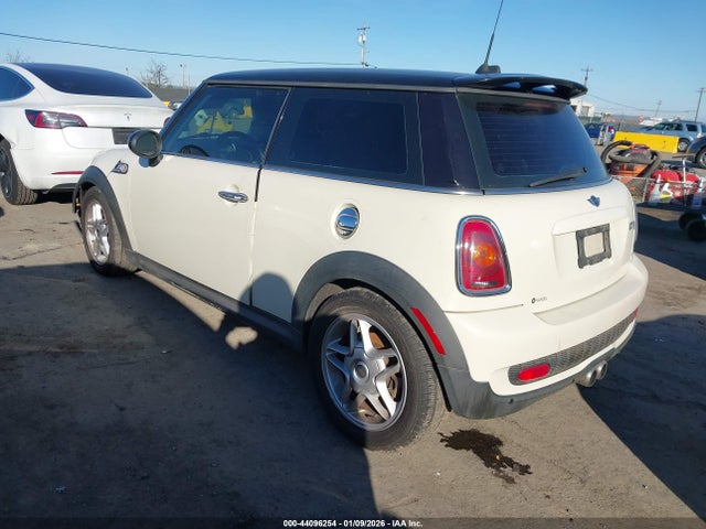 2007 MINI COOPER S WMWMF73507TL88837 Photo 2