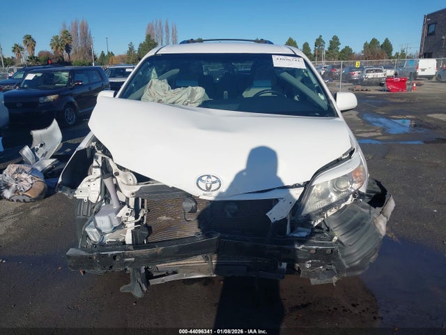 5TDKZ3DC8HS774543 Toyota Sienna Le 8 Passenger