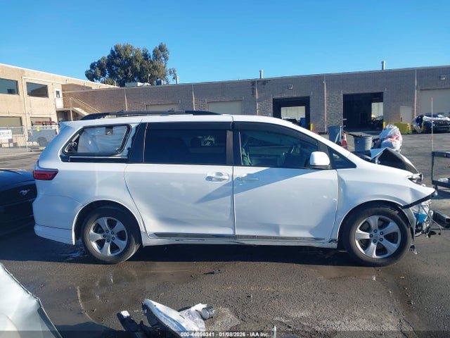 5TDKZ3DC8HS774543 Toyota Sienna Le 8 Passenger