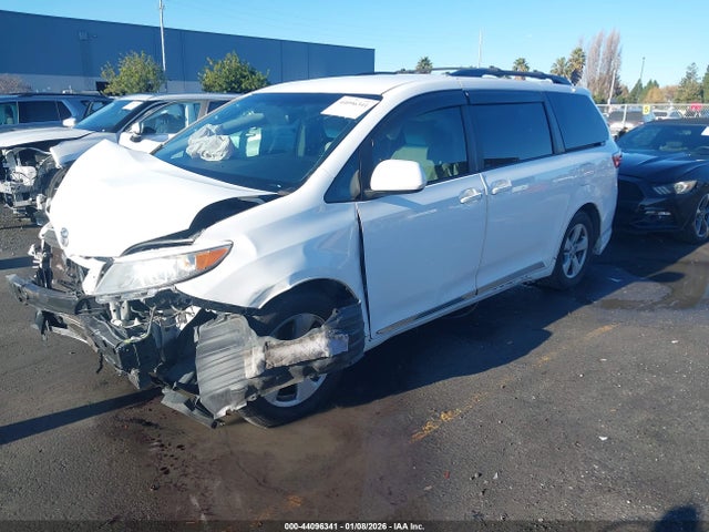 5TDKZ3DC8HS774543 Toyota Sienna Le 8 Passenger