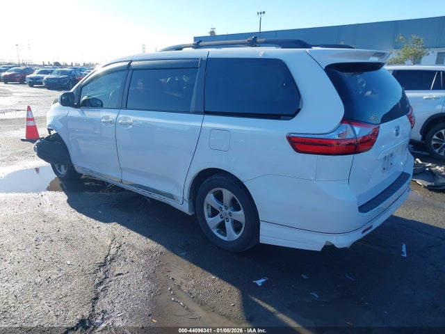 5TDKZ3DC8HS774543 Toyota Sienna Le 8 Passenger