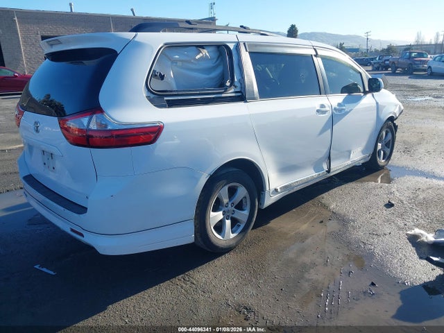5TDKZ3DC8HS774543 Toyota Sienna Le 8 Passenger