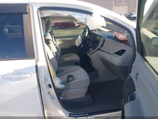 5TDKZ3DC8HS774543 Toyota Sienna Le 8 Passenger