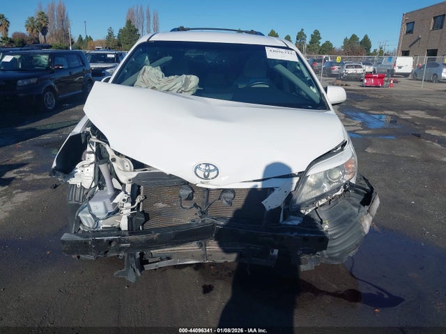 5TDKZ3DC8HS774543 Toyota Sienna Le 8 Passenger