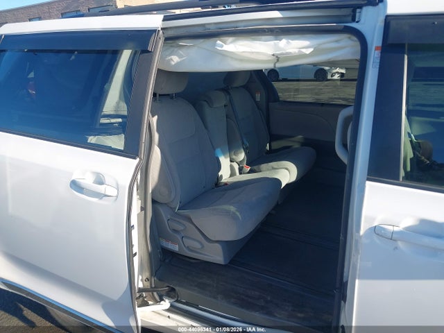 5TDKZ3DC8HS774543 Toyota Sienna Le 8 Passenger