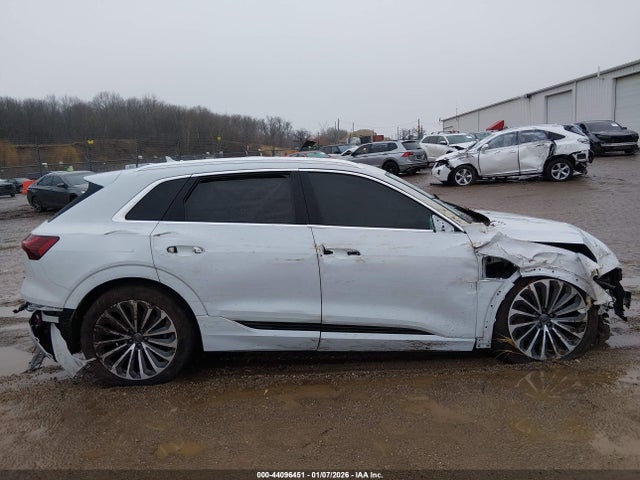 Продаж на аукціоні авто 2019 Audi E-tron Premium Plus, vin: WA1VABGE3KB022897, номер лоту: 44096451