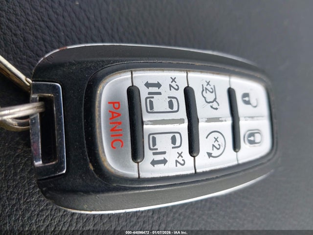 44096472 :رقم المزاد ، 2C4RC1N78JR214476 vin ، 2018 Chrysler Pacifica Hybrid Limited مزاد بيع