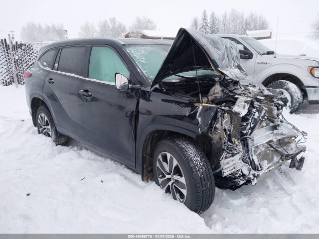 5TDKDRBHXPS026827 Toyota Highlander Xle