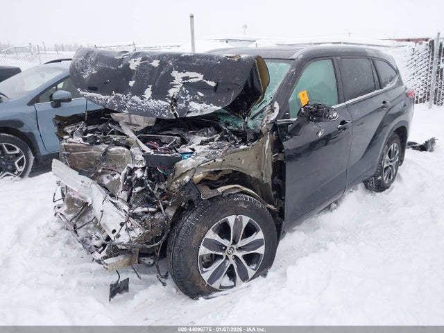 5TDKDRBHXPS026827 Toyota Highlander Xle