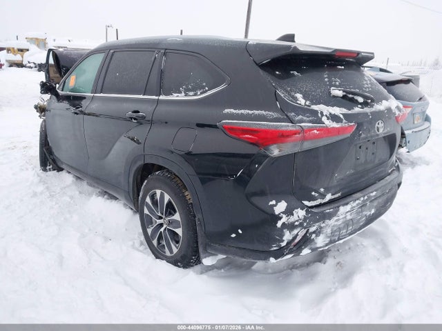 5TDKDRBHXPS026827 Toyota Highlander Xle
