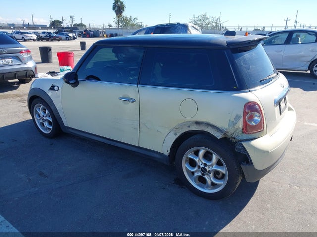 2011 MINI COOPER WMWSU3C52BT092779 Photo 2