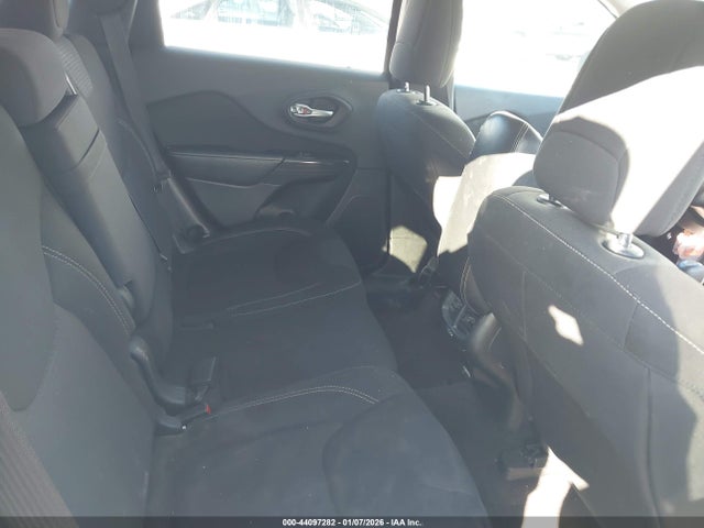 1C4PJLCB9GW256378 Jeep Cherokee Latitude